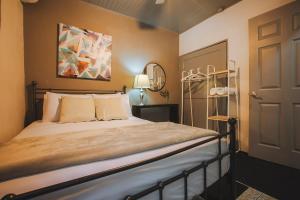 Voodi või voodid majutusasutuse Villa Diriá La Fortuna - Downtown Home toas +48 fotot