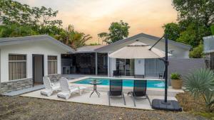 Bassein majutusasutuses Villa Diriá La Fortuna - Downtown Home või selle lähedal