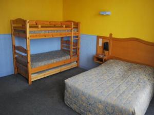 Llit o llits en una habitació de Logis Le Normandie