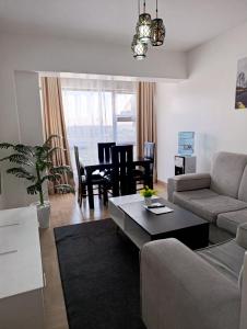 KikuyuLuxe Loft Kinoo的带沙发和桌子的客厅