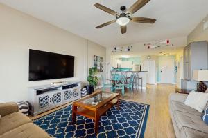 een woonkamer met een bank en een flatscreen-tv bij Madeira Bay Resort 509 in St Pete Beach