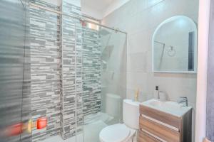 a bathroom with a shower and a toilet and a sink at Apartamentos el mochilero Rural Estudió C in Cartagena de Indias