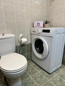 ein Badezimmer mit Toilette und Waschmaschine in der Unterkunft Davelis House in Agios Vlasios