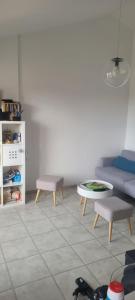 拉贝尔讷里昂雷茨Appartement vue mer的带沙发和桌子的客厅