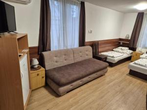 Posteľ alebo postele v izbe v ubytovaní Crystal Sóstó Apartman