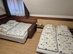 Posteľ alebo postele v izbe v ubytovaní Crystal Sóstó Apartman