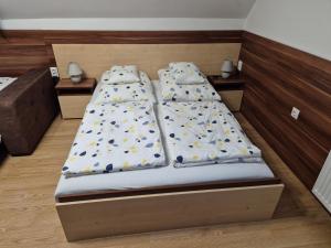 Posteľ alebo postele v izbe v ubytovaní Crystal Sóstó Apartman
