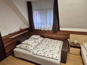Posteľ alebo postele v izbe v ubytovaní Crystal Sóstó Apartman