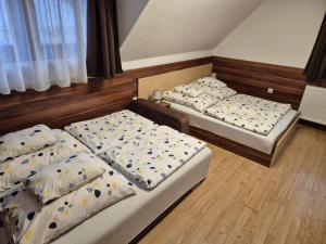 Posteľ alebo postele v izbe v ubytovaní Crystal Sóstó Apartman