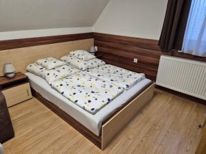 Posteľ alebo postele v izbe v ubytovaní Crystal Sóstó Apartman