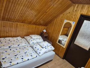 sypialnia z łóżkiem i lustrem w obiekcie Crystal Sóstó Apartman w Nyíregyházie