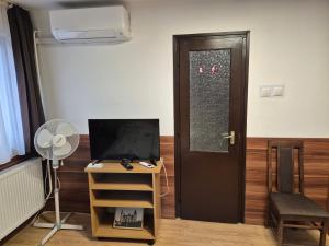Televízia a/alebo spoločenská miestnosť v ubytovaní Crystal Sóstó Apartman