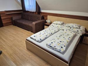 Posteľ alebo postele v izbe v ubytovaní Crystal Sóstó Apartman