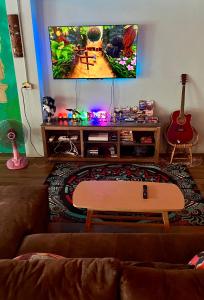 TV a/nebo společenská místnost v ubytování Tiki Tribe Bar & Hostel