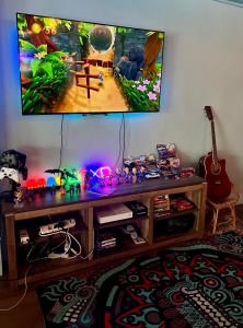 TV a/nebo společenská místnost v ubytování Tiki Tribe Bar & Hostel