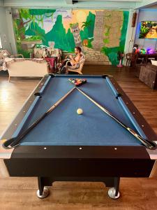 Biliár nebo kulečník v ubytování Tiki Tribe Bar & Hostel