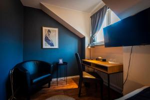 TV a/nebo společenská místnost v ubytování Hotell Aqva Restaurang & Bar Ett Biosfärhotell med fokus på hållbarhet