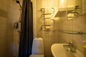 Koupelna v ubytování Hotell Aqva Restaurang & Bar Ett Biosfärhotell med fokus på hållbarhet + 37 fotografií