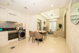 Kuchyň nebo kuchyňský kout v ubytování Magnificent Canal View 2 Bhk 6 pax