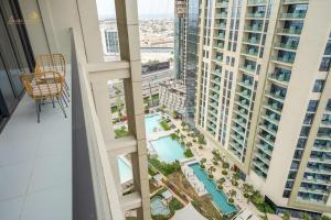 Bazén v ubytování Magnificent Canal View 2 Bhk 6 pax nebo v jeho okolí