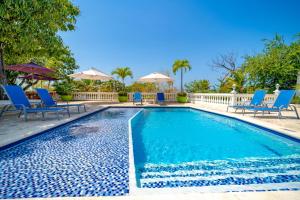 Santorini Casablanca Resort内部或周边的泳池