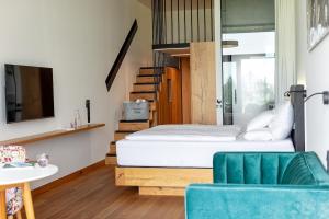 洛豪Design-Chalet with Garden, Pool, Spa & Restaurant的一间带大床和楼梯的卧室