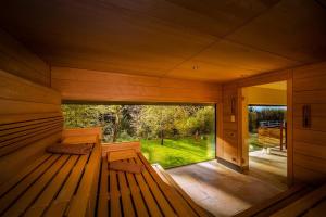 Design-Chalet with Garden, Pool, Spa & Restaurant外面的花园