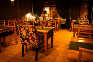 Restaurace v ubytování Hotell Aqva Restaurang & Bar Ett Biosfärhotell med fokus på hållbarhet