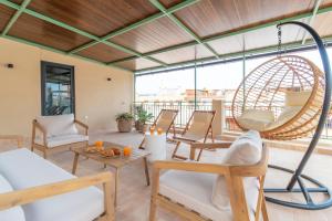 Posezení v ubytování Terraza en el centro y junto a la Playa - By Aloha Palma