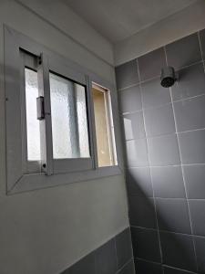ブエノスアイレスにあるApartamento frente al Parque Sarmientoの窓とシャワー付きのバスルーム +9枚の写真