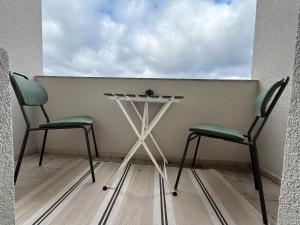 zwei Stühle neben einem Tisch auf einem Balkon in der Unterkunft Apartment 3 Eilenriede in Hannover