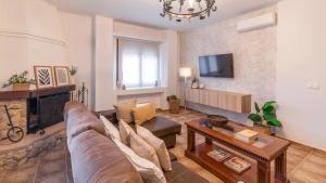 Televízia a/alebo spoločenská miestnosť v ubytovaní Villa Las Gayumbas Villanueva de la Concepcion by Ruralidays