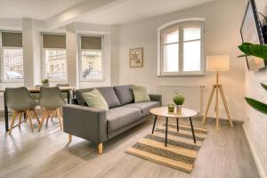 una sala de estar con un sofá y una mesa en HOMY I Gewölbetraum Nähe Zentrum, en Halle an der Saale