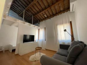 salon z kanapą i telewizorem z płaskim ekranem w obiekcie Casa Vacanze Giorgetta Palazzina privata di due piani w mieście Chioggia