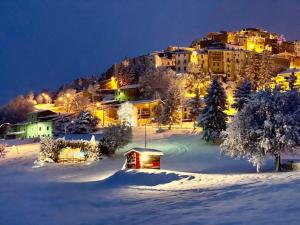 un resort in mezzo a una montagna innevata di La casetta di Rivisondoli a Rivisondoli