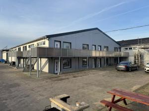 a building with a car parked in a parking lot at Zimmervermietung Itzehoe in Itzehoe