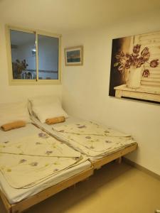 Postel nebo postele na pokoji v ubytování אתנחתא הזורעים