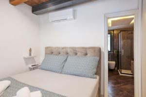 Apartman Sun 1 في شيبينيك: غرفة بيضاء مع مقعد في غرفة