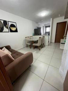 ein Wohnzimmer mit Sofa und Tisch in der Unterkunft Garden Ipojuca Caruaru in Caruaru