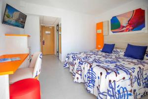 Postel nebo postele na pokoji v ubytování Hotel Servigroup Orange + 14 fotografií