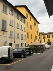 Zwei Autos parkten auf einem Parkplatz vor einem Gebäude. in der Unterkunft Amazing Como in Como