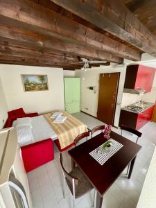 ein Zimmer mit einem Bett und einem Tisch mit Stühlen in der Unterkunft Amazing Como in Como
