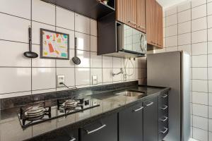 ポルト・アレグレにあるApt Aconhego no Centro Históricoのキッチン(シンク、コンロ付)