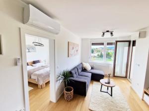 a living room with a couch and a bed at Apartment Queen, self check-in, free private garage parking in Karlovac