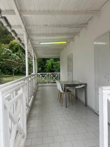 un portico con tavolo e sedie sul balcone di Logement à trois rivières à 5min de l embarcadère a Trois-Rivières