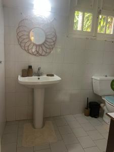 un bagno con lavandino e WC di Logement à trois rivières à 5min de l embarcadère a Trois-Rivières