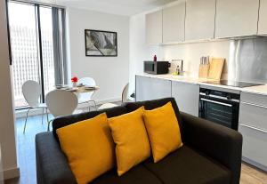 a living room with a couch and a kitchen at Luxury 11th-Floor Penthouse - 2 Bed 1 Bath - City Centre Views - Gym & Netflix in Birmingham +8 photos