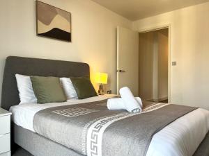 a bedroom with a large bed in a room at Luxury 11th-Floor Penthouse - 2 Bed 1 Bath - City Centre Views - Gym & Netflix in Birmingham