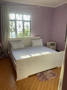 Ένα ή περισσότερα κρεβάτια σε δωμάτιο στο Usambara Sunsetview Lodge