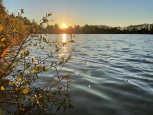 Gallery image of Tente luxe avec jacuzzi vue lac 3 in Le Vigeant